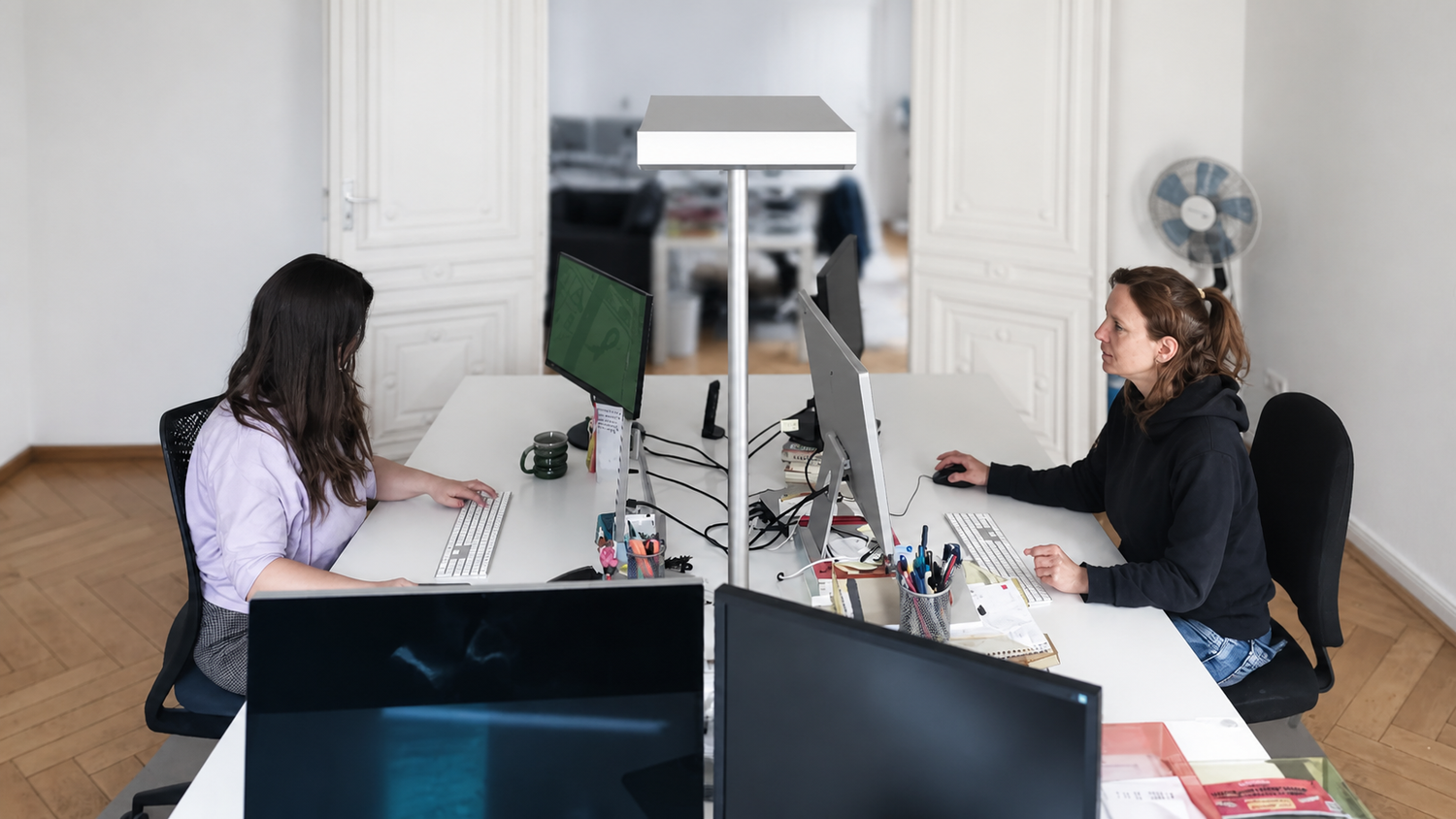 whitebox Mitarbeitende im Büro